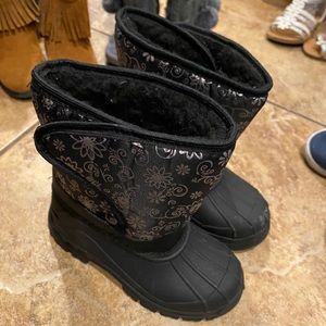 Girls size 9 snow boots new never worn